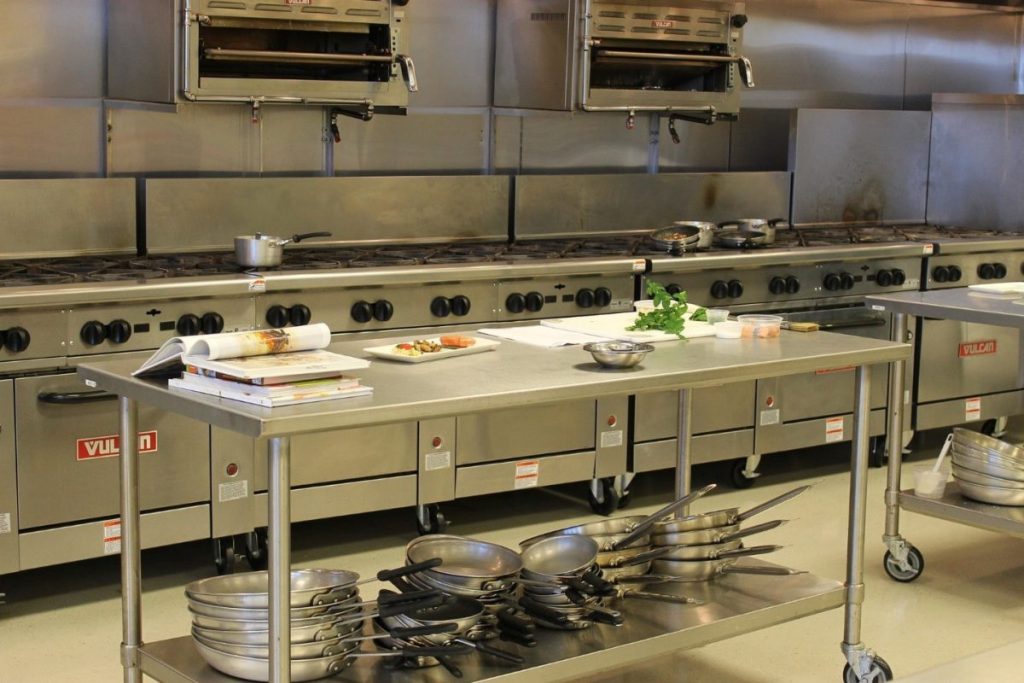 تجهیزات لازم برای یک آشپزخانه صنعتی کامل