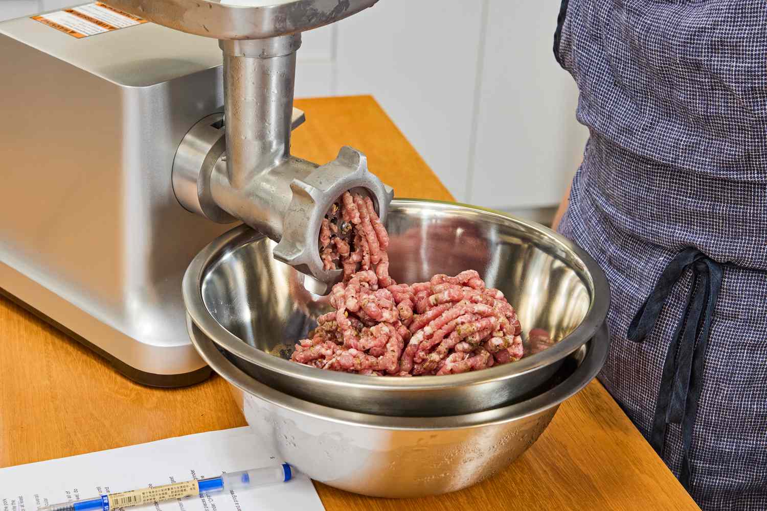 چرخ گوشت صنعتی اوگا مینروا در یک خط تولید مدرن