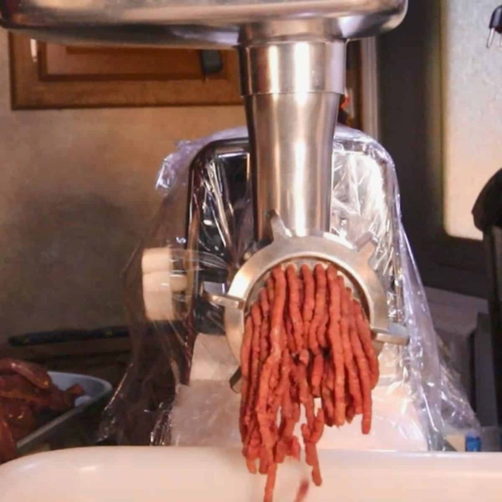 استفاده از ویژگی چرخش معکوس (Reverse) در چرخ گوشت: زمان و نحوه استفاده صحیح